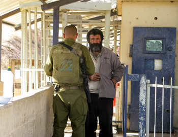 Tayasir Checkpoint, in the Jordan Valley. Photo: Keren Manor, 26 December 2010, Activestills.org.