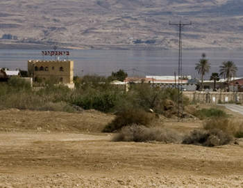 Israeli bathing beach Bianqini, on the northern Dead Sea. Photo: Keren Manor, 13 March 2011, Activestills.org. 