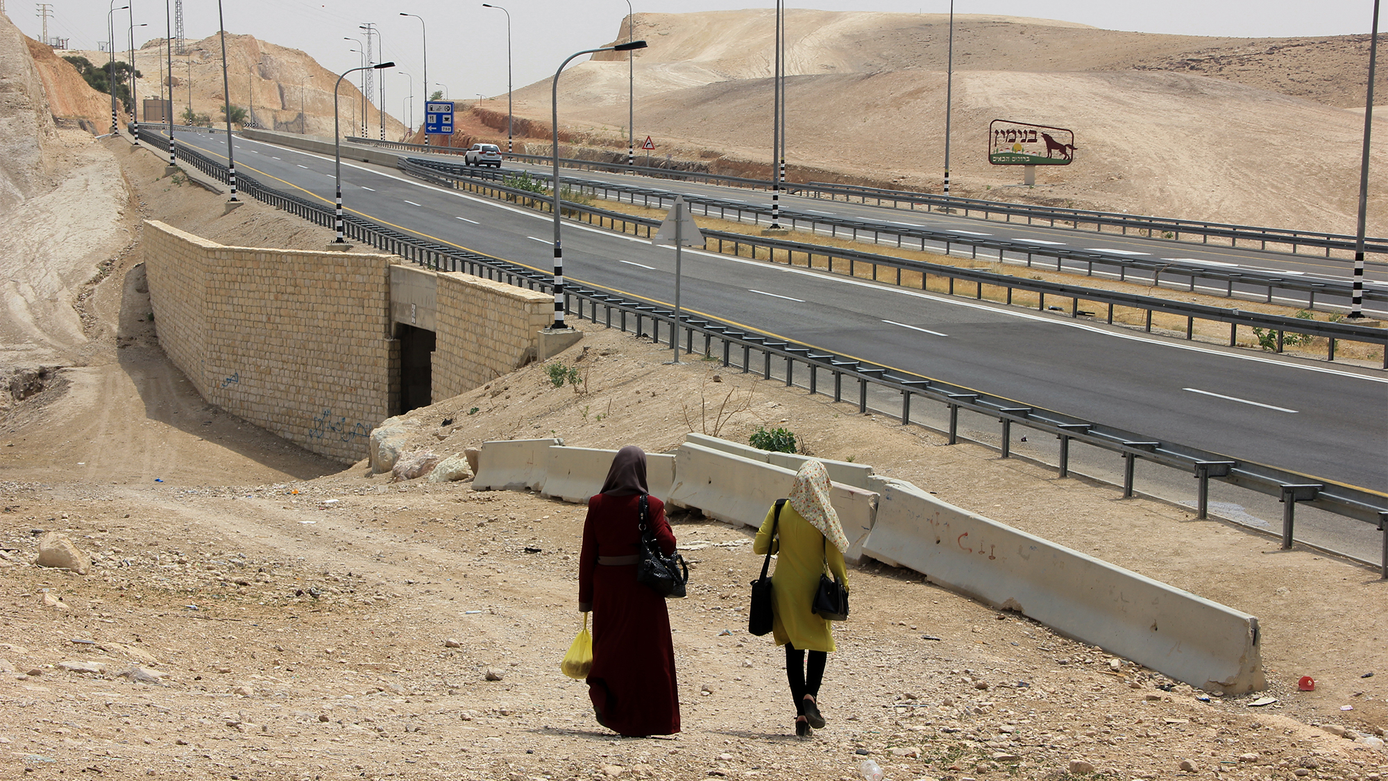 Chemin d'accès empierré menant au site d'al-Rasm al-Aḥmar (© mission