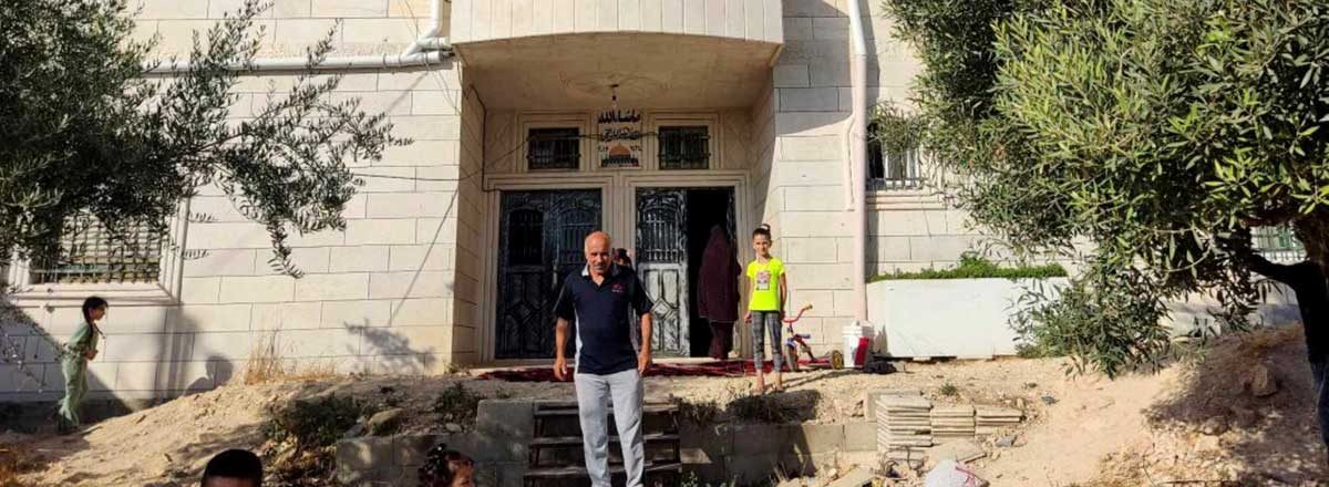 Soldiers enter homes of extended 'Ajlouni family with dogs